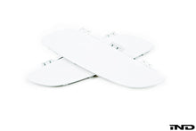 Load image into Gallery viewer, iND e9x m3 painted front reflector set - iND Distribution
